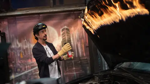 ¿Qué potencia tiene un spray apagafuegos? Marron lo pone a prueba en El Hormiguero ¿Qué potencia tiene un spray apagafuegos? Marron lo pone a prueba en El Hormiguero