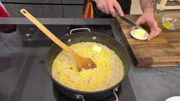 Añade el resto de la mantequilla troceada