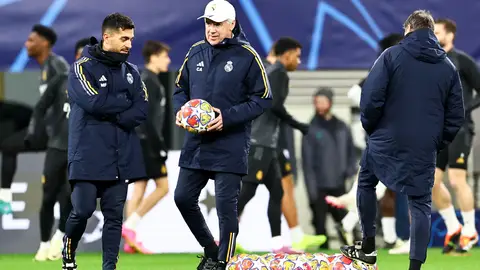 Carlo Ancelotti, en el césped del Red Bull Arena de Leipzig