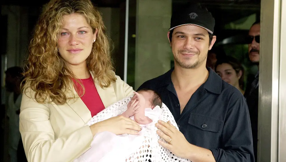 Alejandro Sanz y Jaydy Michel presentando a su hija Manuela en 2001