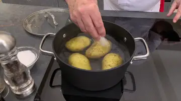Lava las patatas, y cuécelas 