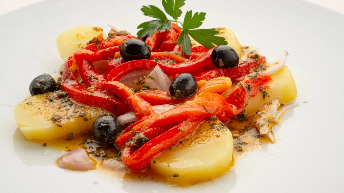 Ensalada de patata y pimiento con vinagreta picante, de Karlos Arguiñano Ensalada de patata y pimiento con vinagreta picante, de Karlos Arguiñano