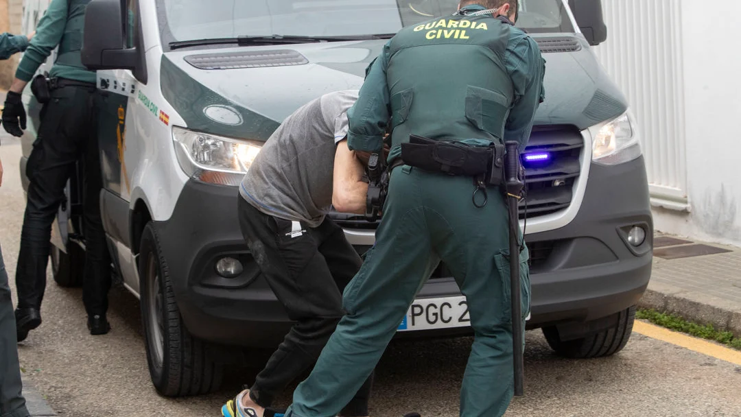 Agentes de la Guardia Civil trasladando a los juzgados de Barbate a uno de los ocho detenidos Agentes de la Guardia Civil trasladando a los juzgados de Barbate a uno de los ocho detenidos