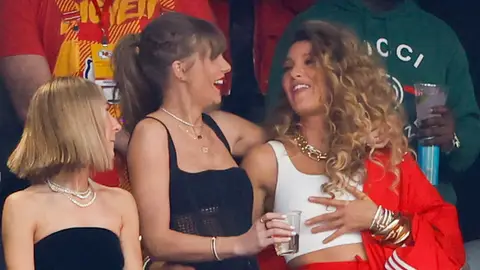 Taylor Swift y Blake Lively en la Super Bowl Taylor Swift y Blake Lively en la Super Bowl