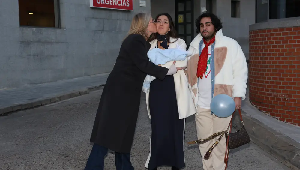 Mariola Orellana besando a su hija, Lucía Fernanda, a la salida del hospital