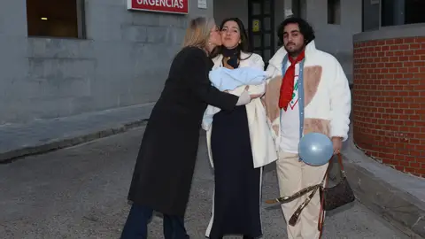 Mariola Orellana besando a su hija, Lucía Fernanda, a la salida del hospital Mariola Orellana besando a su hija, Lucía Fernanda, a la salida del hospital