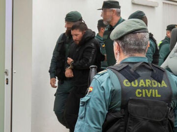 Agentes de la Guardia Civil trasladan a los juzgados de Barbate (Cádiz) a uno de los ocho detenidos