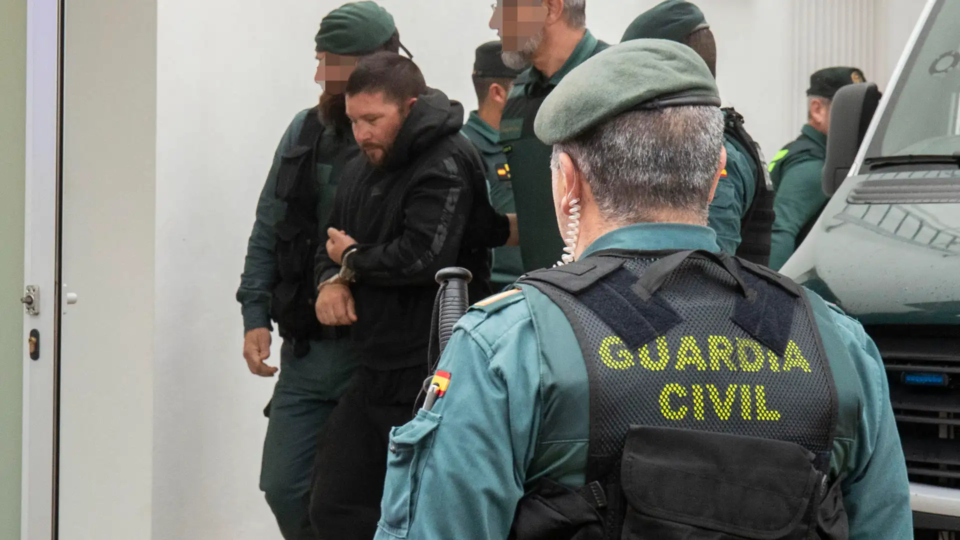 Agentes de la Guardia Civil trasladan a los juzgados de Barbate (Cádiz) a uno de los ocho detenidos Agentes de la Guardia Civil trasladan a los juzgados de Barbate (Cádiz) a uno de los ocho detenidos
