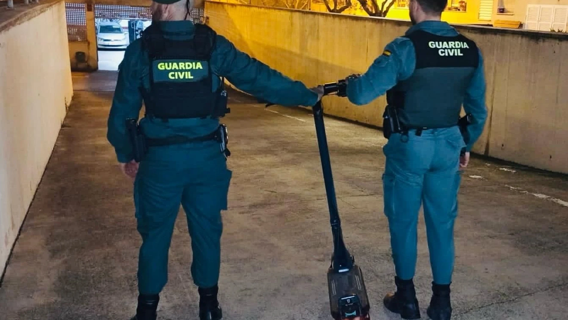 Imagen de archivo de dos guardias civiles con un patinete