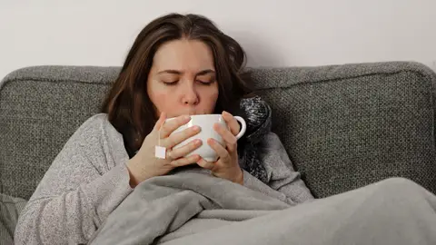 Una chica tomándose una infusión Una chica tomándose una infusión