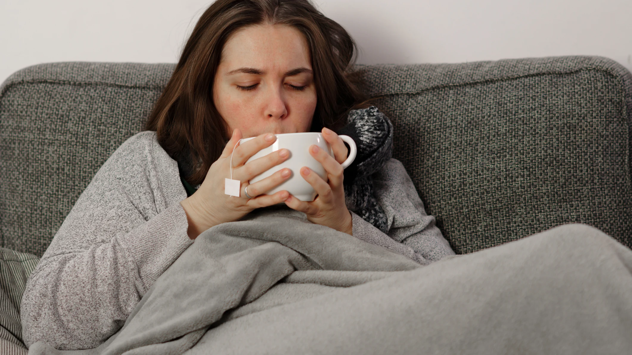 Una chica tomándose una infusión Una chica tomándose una infusión
