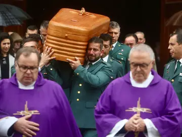 Agentes portan en andas el féretro del guardia civil de San Fernando fallecido en Barbate Agentes portan en andas el féretro del guardia civil de San Fernando fallecido en Barbate