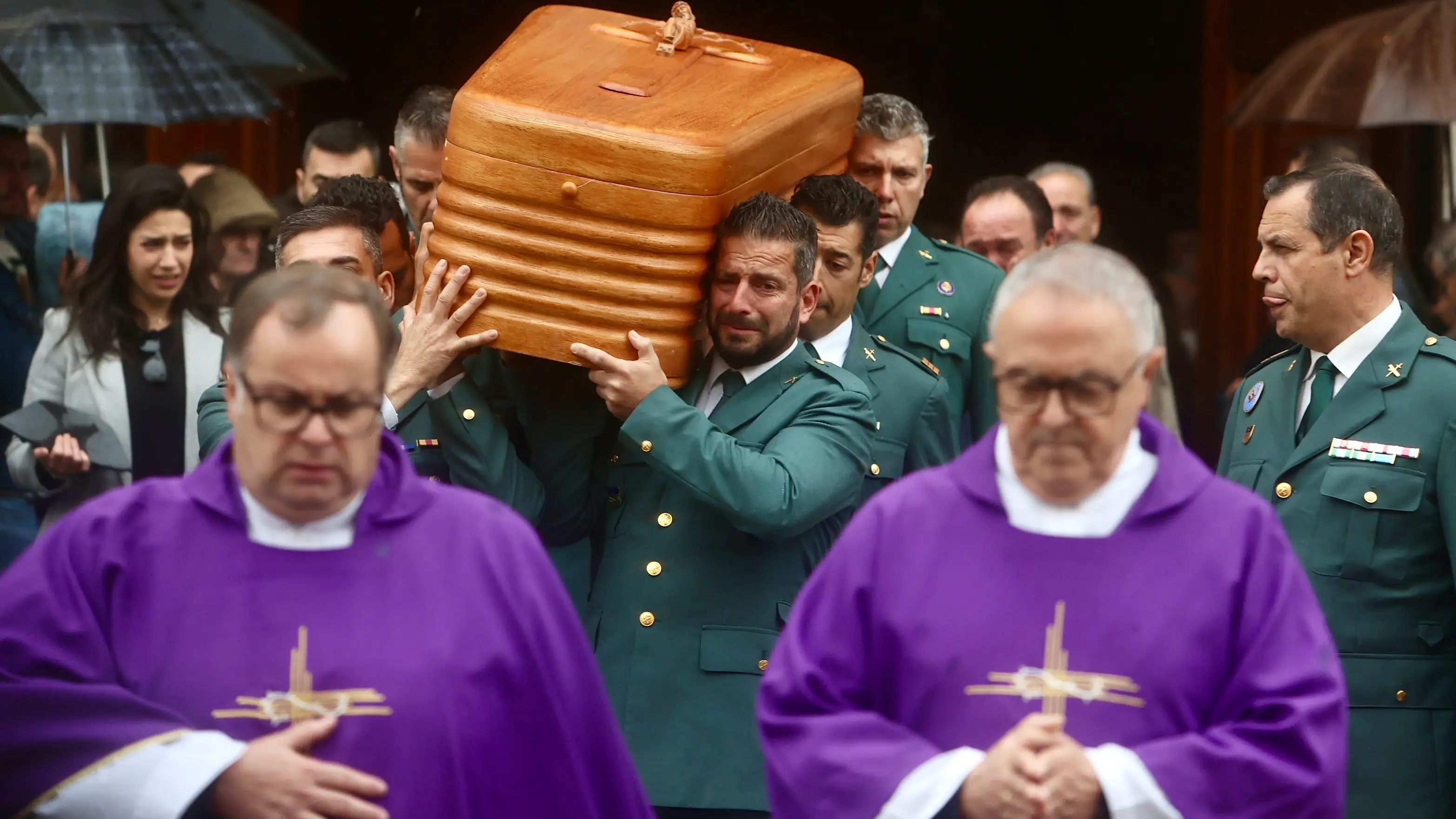 Agentes portan en andas el f&eacute;retro del guardia civil de San Fernando fallecido en Barbate