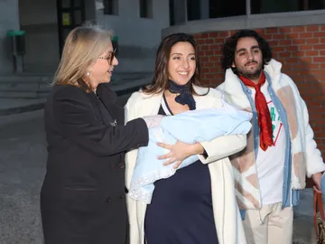 Mariola Orellana, junto a su hija Lucía Fernanda, su nieto e Ismael de la Rosa Mariola Orellana, junto a su hija Lucía Fernanda, su nieto e Ismael de la Rosa