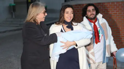 Mariola Orellana, junto a su hija Lucía Fernanda, su nieto e Ismael de la Rosa Mariola Orellana, junto a su hija Lucía Fernanda, su nieto e Ismael de la Rosa