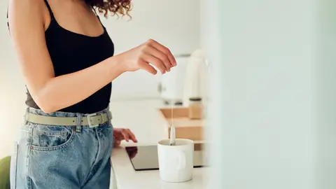 Una mujer haciéndose una infusión Una mujer haciéndose una infusión
