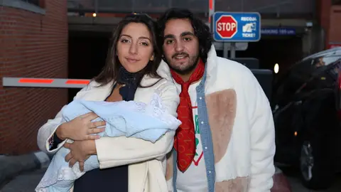 Lucía Fernanda e Ismael de la Rosa posan con su hijo Lucía Fernanda e Ismael de la Rosa posan con su hijo