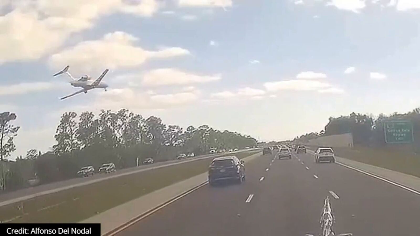 VÍDEO: Mueren 2 personas al estrellarse un avión en plena carretera