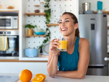 Mujer tomándose un zumo de naranja Mujer tomándose un zumo de naranja