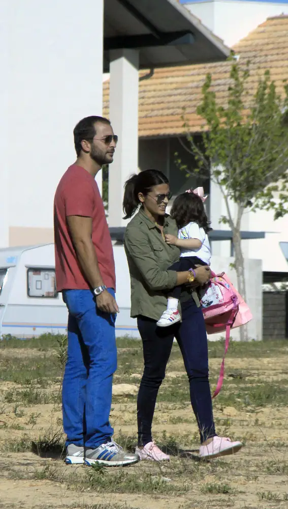 Antonio Tejado y Alba Muñoz con su hija en 2014