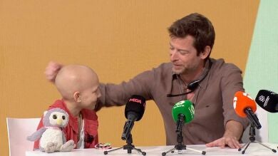 La emoción de la pequeña María, que sufre sarcoma de Ewing, al conocer al actor Manu Baqueiro
