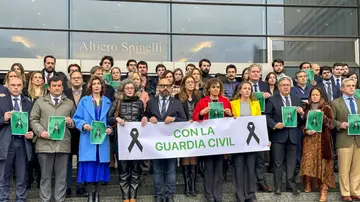 Eurodiputados en un minuto de silencio en Bruselas