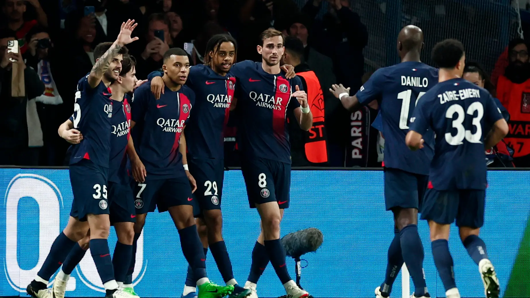 Los jugadores del PSG celebran un gol ante la Real Sociedad