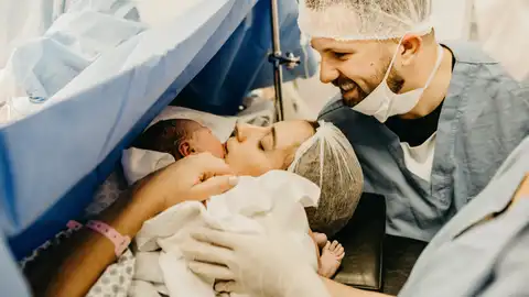 Una mujer con su bebé recién nacido tras una cesárea