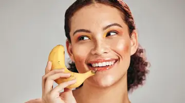 Mujer con un plátano