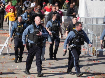 Agentes de policía en Kansas City durante la celebración de la Super Bowl