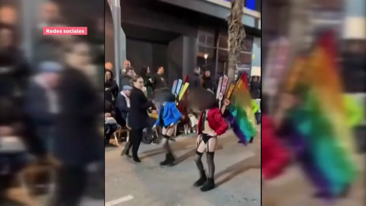 Polémica en Torrevieja por el desfile de niñas en lencería durante el carnaval Polémica en Torrevieja por el desfile de niñas en lencería durante el carnaval