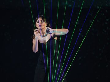 La elegancia de Mónica Cruz tocando el arpa láser en El Desafío 