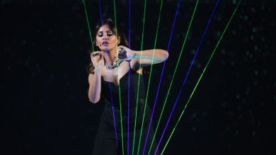 La elegancia de Mónica Cruz tocando el arpa láser en El Desafío