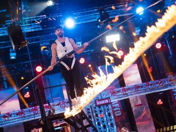 Adrián Lastra se la juega en un impresionante número de funambulista sobre fuego 