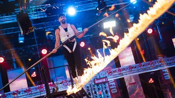Adrián Lastra se la juega en un impresionante número de funambulista sobre fuego 