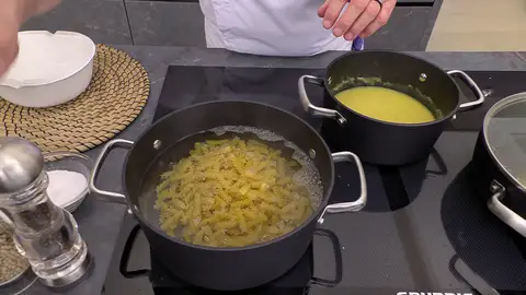 Agrega la pasta y cuécela Agrega la pasta y cuécela