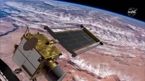 Un satélite en el espacio Un satélite en el espacio