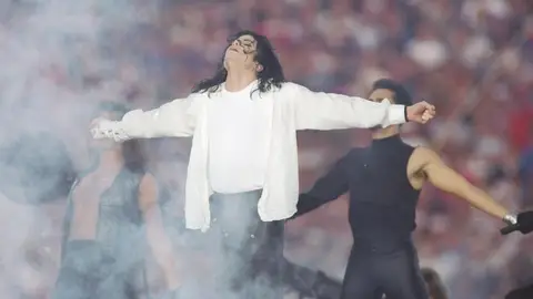 Michael Jackson en su actuación durante la Super Bowl en 1993 Michael Jackson en su actuación durante la Super Bowl en 1993
