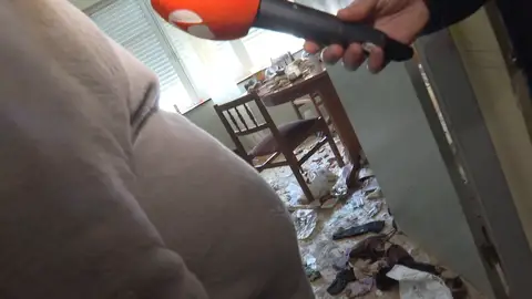 Madre de las niñas semidesnudas Madre de las niñas semidesnudas