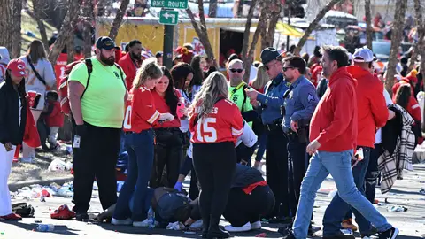 LA POLICÍA BUSCA PISTAS SOBRE EL TIROTEO DE KANSAS CITY Imagen inmediatamente posterior al tiroteo de Kansas City