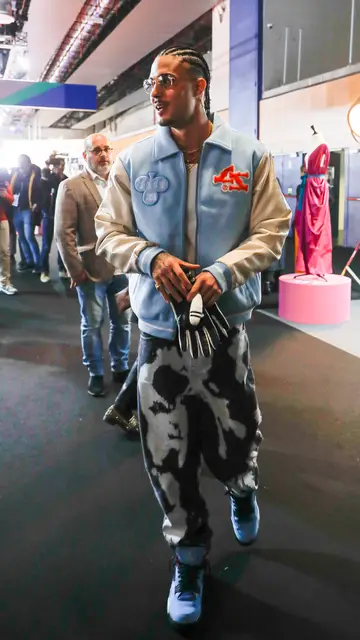 Carlo Costanzia aparece en un desfile Carlo Costanzia aparece en un desfile