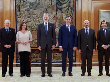 El rey Felipe VI posa par a una foto de grupo en el acto de sanción de la reforma de la Constitución por la que se suprime en el artículo 49 de la carta magna el término "disminuidos" El rey Felipe VI posa par a una foto de grupo en el acto de sanción de la reforma de la Constitución por la que se suprime en el artículo 49 de la carta magna el término "disminuidos"