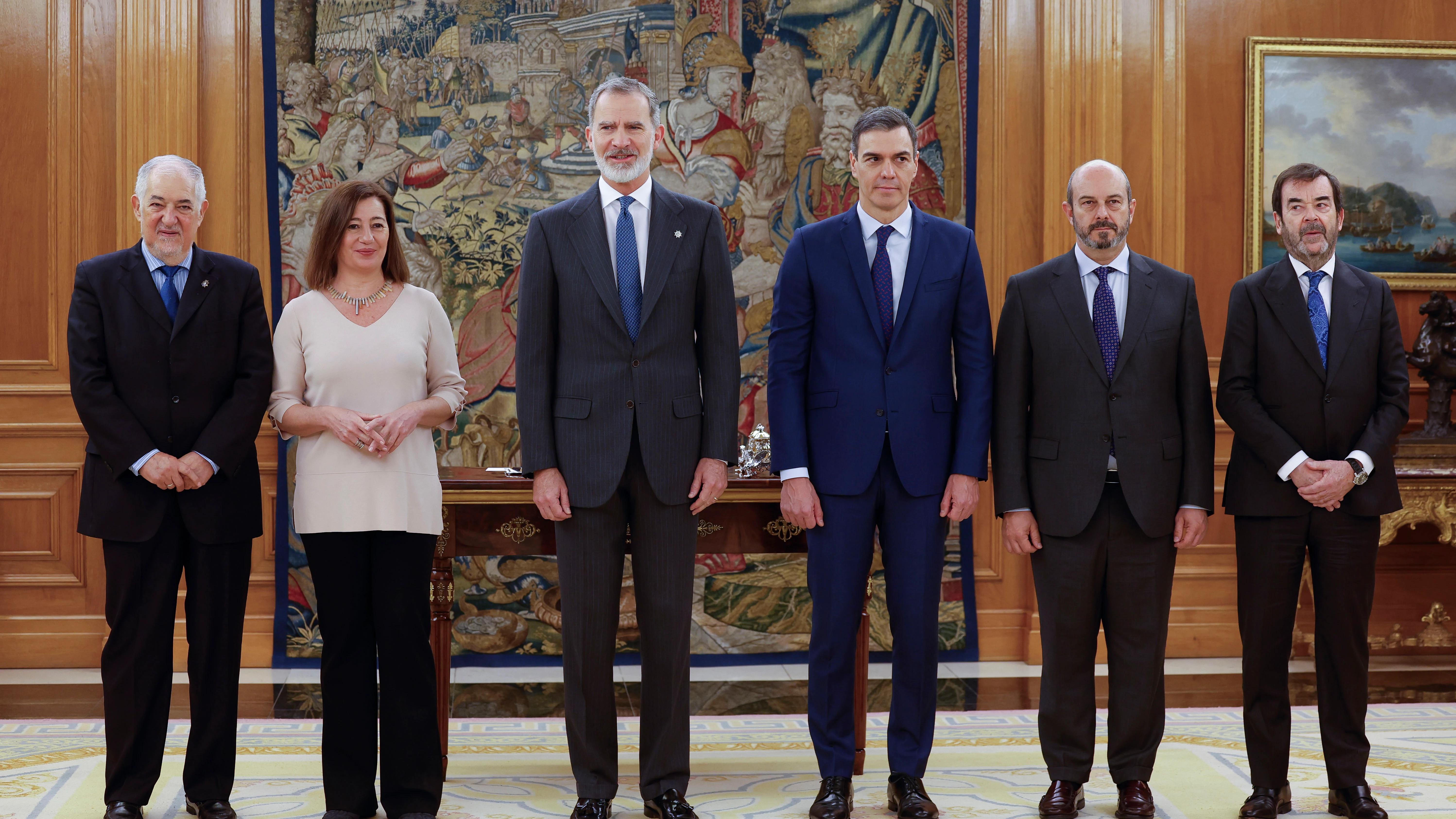 El rey Felipe VI posa par a una foto de grupo en el acto de sanción de la reforma de la Constitución por la que se suprime en el artículo 49 de la carta magna el término "disminuidos" El rey Felipe VI posa par a una foto de grupo en el acto de sanción de la reforma de la Constitución por la que se suprime en el artículo 49 de la carta magna el término "disminuidos"