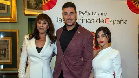 María Ángeles Grajal posa con su hijo, Jacobo Ostos, y su novia María Ángeles Grajal posa con su hijo, Jacobo Ostos, y su novia