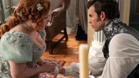 Nicola Coughlan como Penelope Featherington y Luke Newton como Colin Bridgerton en la temporada 3 de Los Bridgerton Nicola Coughlan como Penelope Featherington y Luke Newton como Colin Bridgerton en la temporada 3 de Los Bridgerton