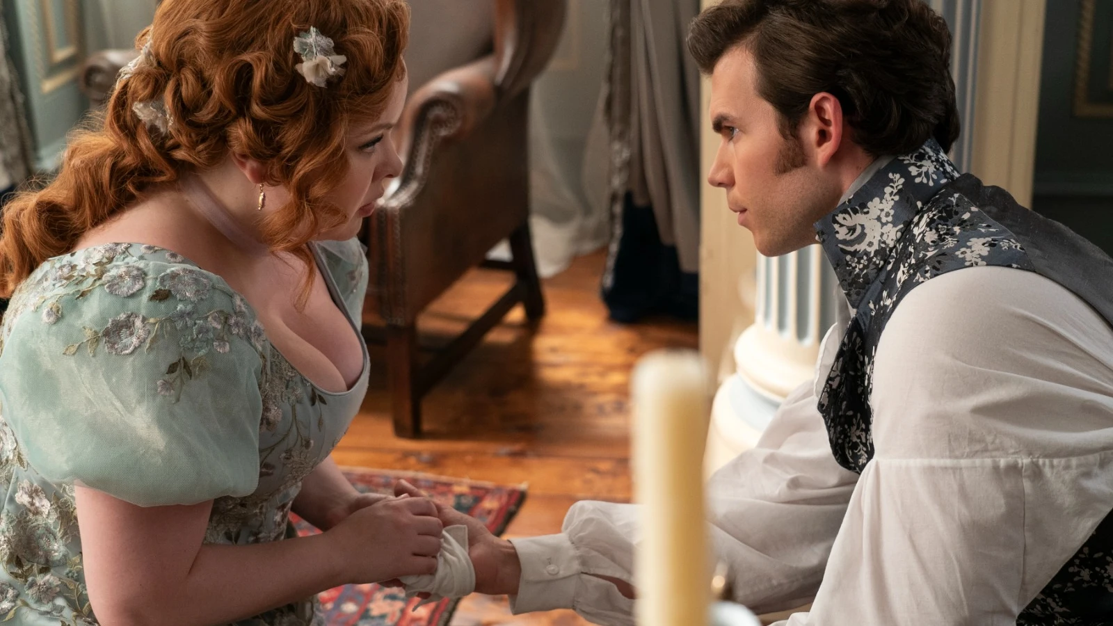 Nicola Coughlan como Penelope Featherington y Luke Newton como Colin Bridgerton en la temporada 3 de Los Bridgerton