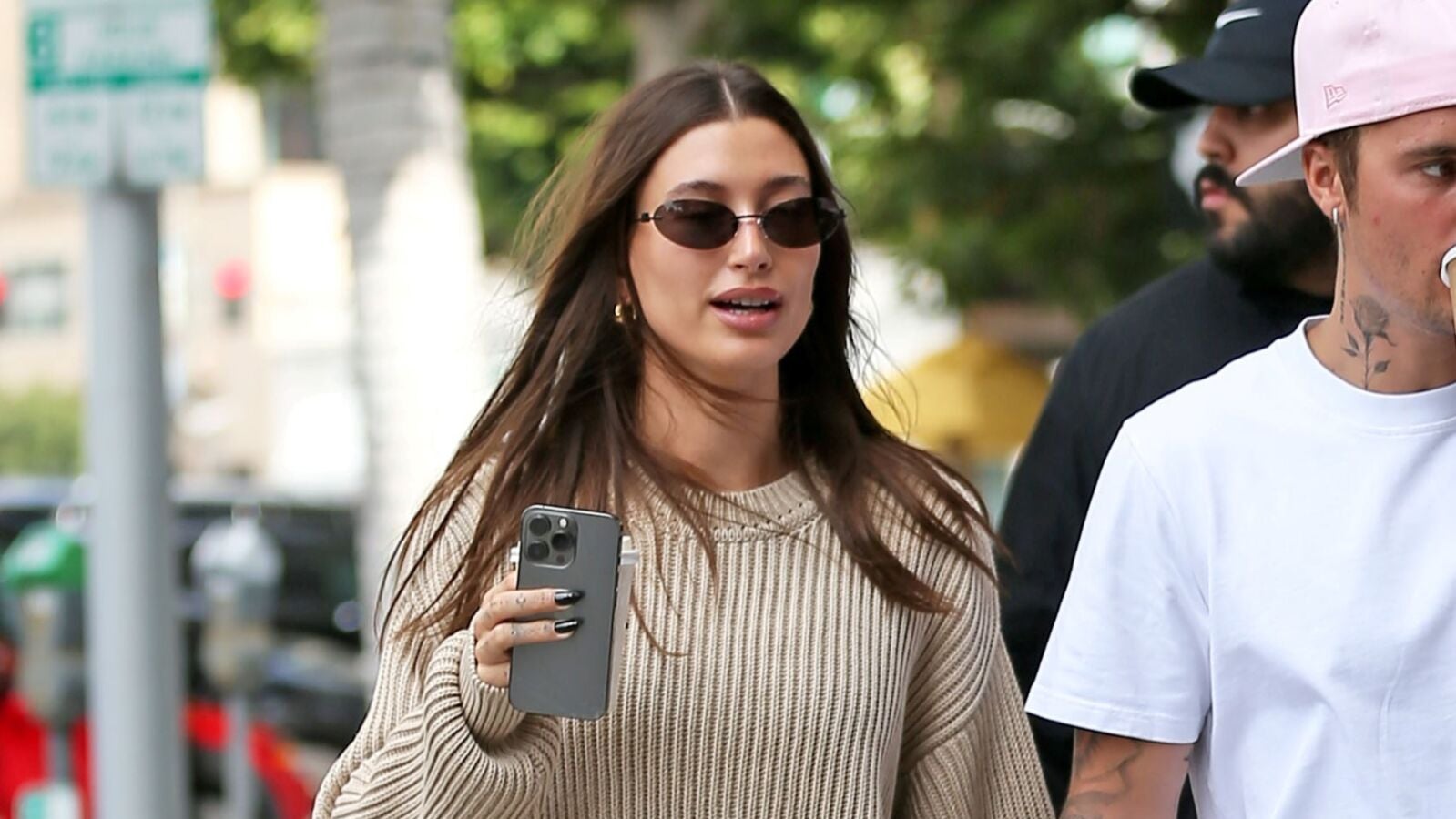 La funda de móvil de Rhode (la marca de Hailey Bieber) que te permite llevar siempre el gloss y dejar el bolso en casa
