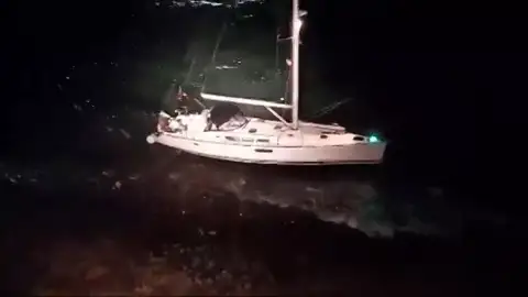 Un velero encalla en la isla de lobos, en Canarias Un velero encalla en la isla de lobos, en Canarias