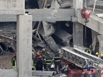 Imagen del derrumbe del edificio en Florencia, Italia Imagen del derrumbe del edificio en Florencia, Italia