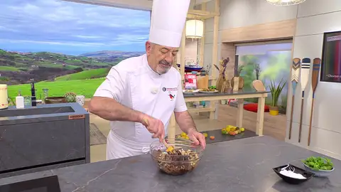 Vierte la leche y sigue mezclando Vierte la leche y sigue mezclando